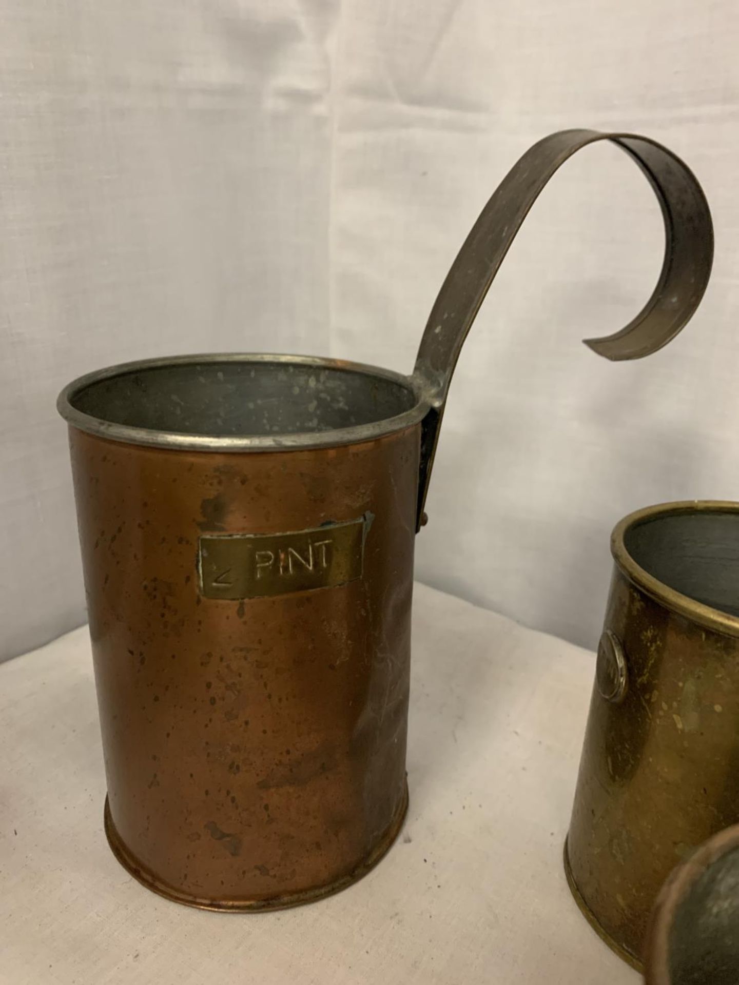 FIVE COPPER AND BRASS GROG/PORTER PINT AND TWO PINT SCOOPS - Image 2 of 3
