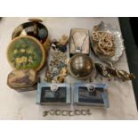 A MIXED COLLECTION TO INCLUDE COSTUME JEWELLERY, VINTAGE TINS, TWO BOXED OXFORD MODEL CARS ETC.