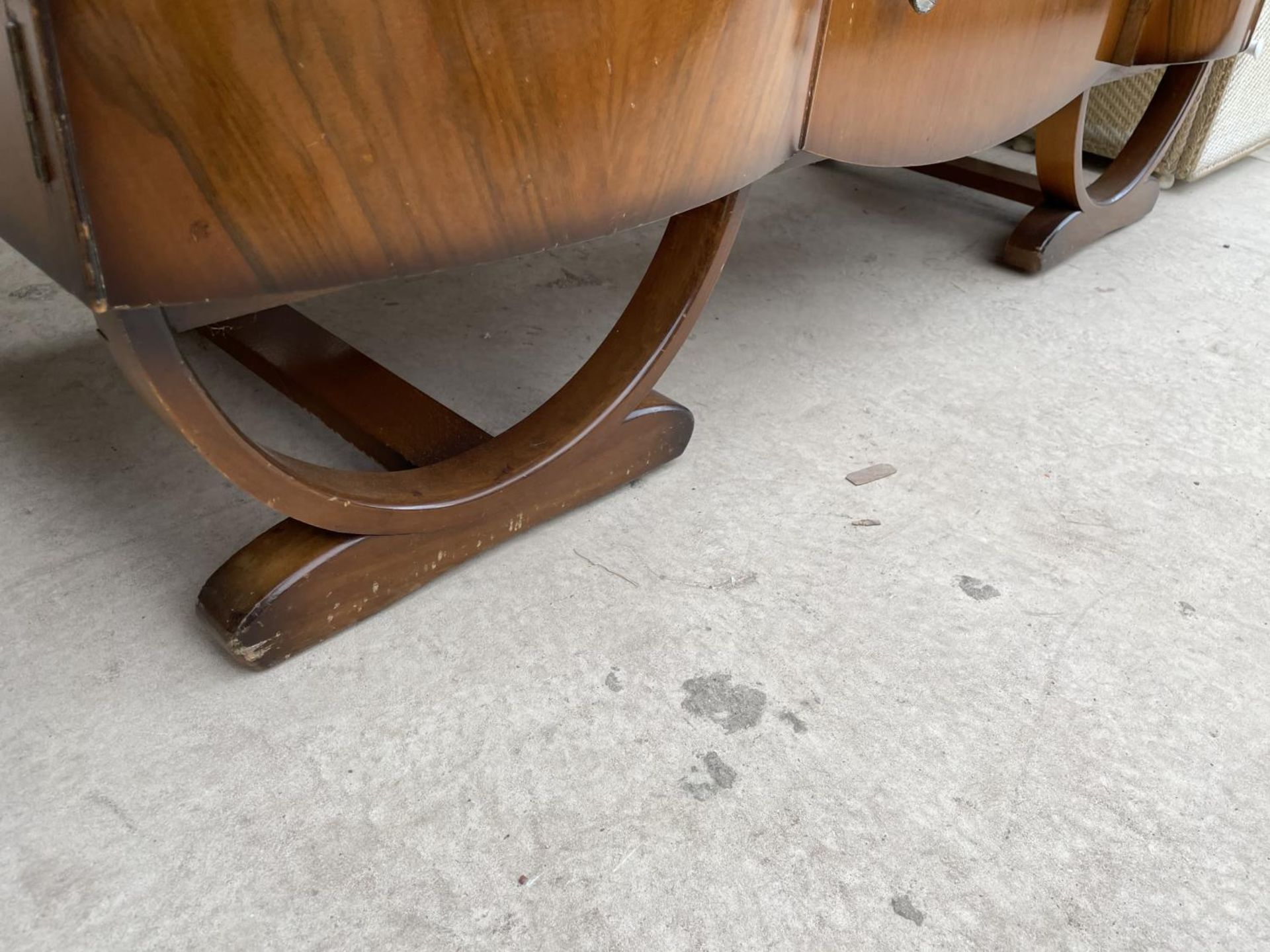 A MID 20TH CENTURY SHINY WALNUT SIDEBOARD AND MATCHING DRAW-LEAF DINING TABLE - Image 9 of 9