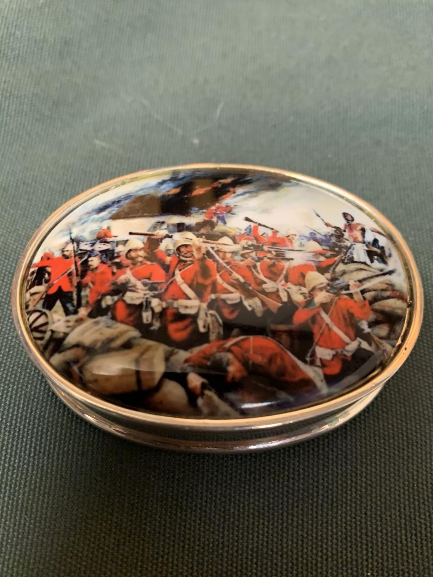 A MARKED 925 SILVER LARGE SNUFF BOX WITH AN ENAMEL TOP DEPICTING RORKES DRIFT BATTLE 1879