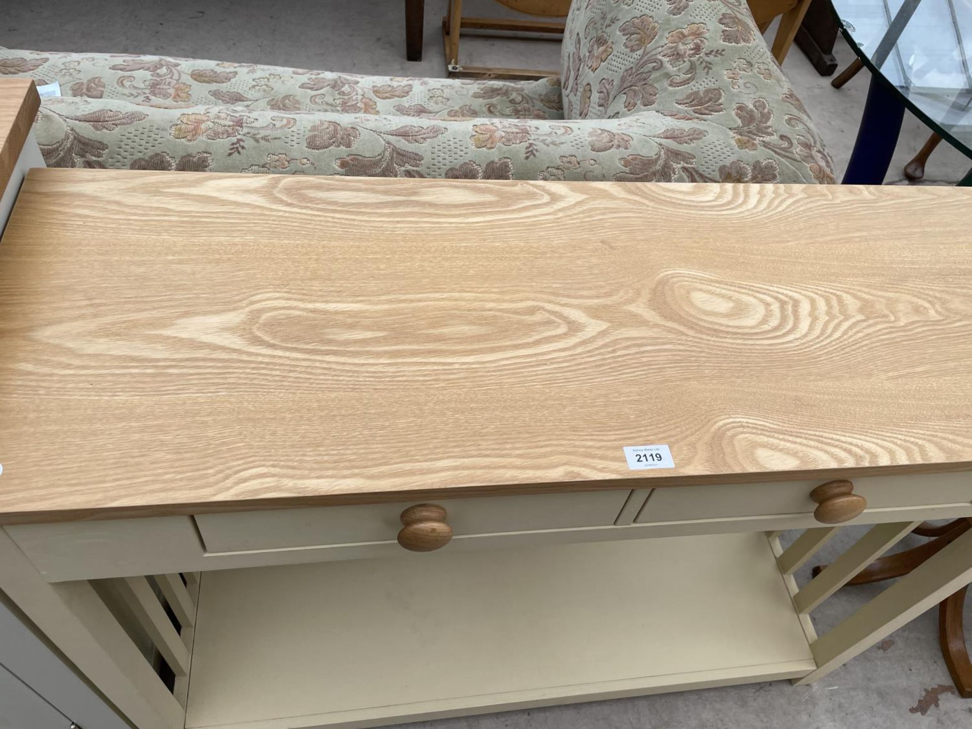 A MODERN CONSOLE TABLE WITH TWO DRAWERS AND OAK EFFECT TOP, 42" WIDE - Image 2 of 3