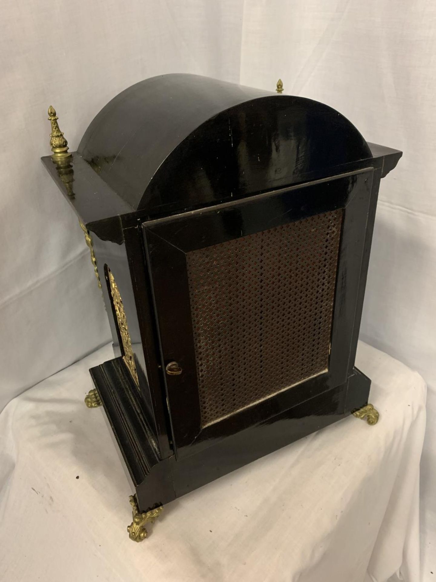 A VICTORIAN EBONISED BRACKET CLOCK WITH SILVERISED DIAL, GILDED DECORATION AND PIERCED SIDE - Image 5 of 7