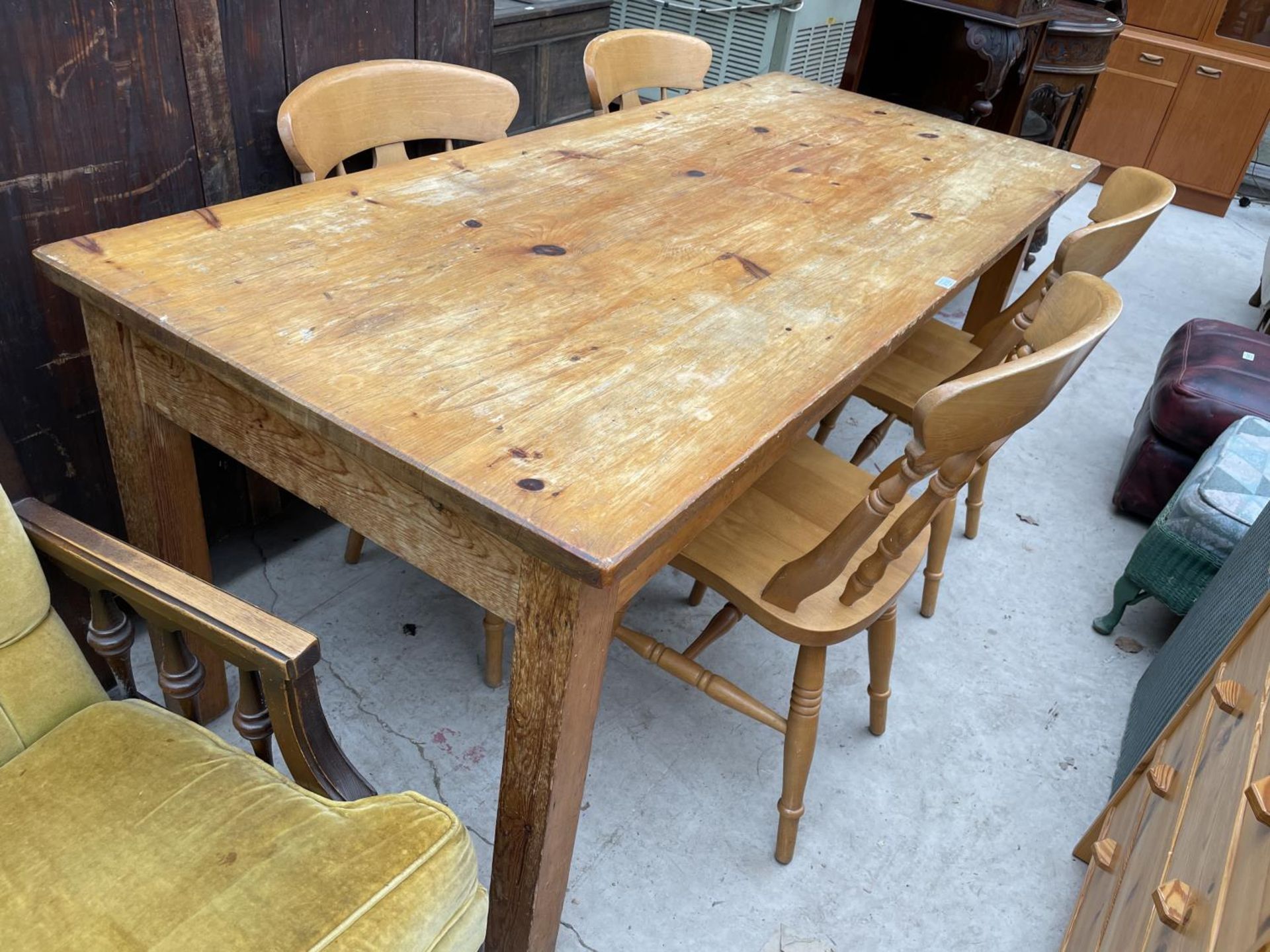 A VICTORIAN STYLE PINE FARMHOUSE KITCHEN TABLE, 74X32" AND FOUR CHAIRS