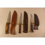 THREE ASSORTED BOWIE HUNTING KNIVES, TO INCLUDE A USA SCHRADE EXAMPLE, BLADE LENGTHS FROM 10CM TO