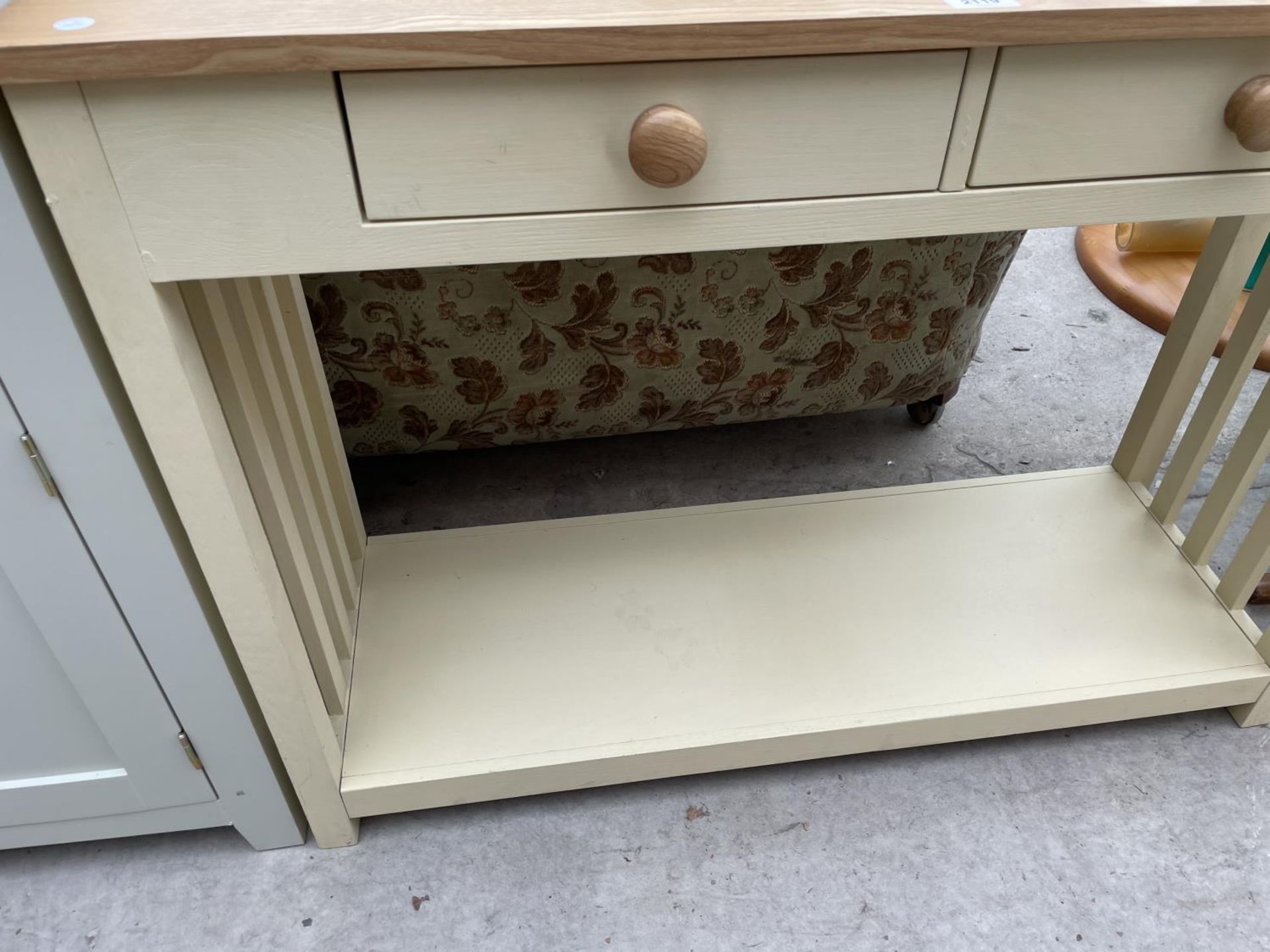 A MODERN CONSOLE TABLE WITH TWO DRAWERS AND OAK EFFECT TOP, 42" WIDE - Image 3 of 3