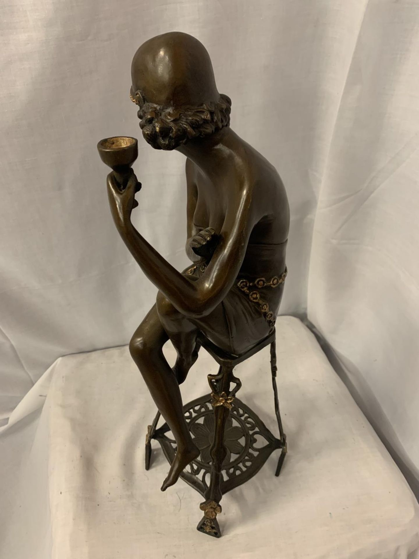 A LARGE BRONZE SCULPTURE OF A DECO STYLE SEATED LADY DRINKING COCKTAILS H:55CM - Image 4 of 4