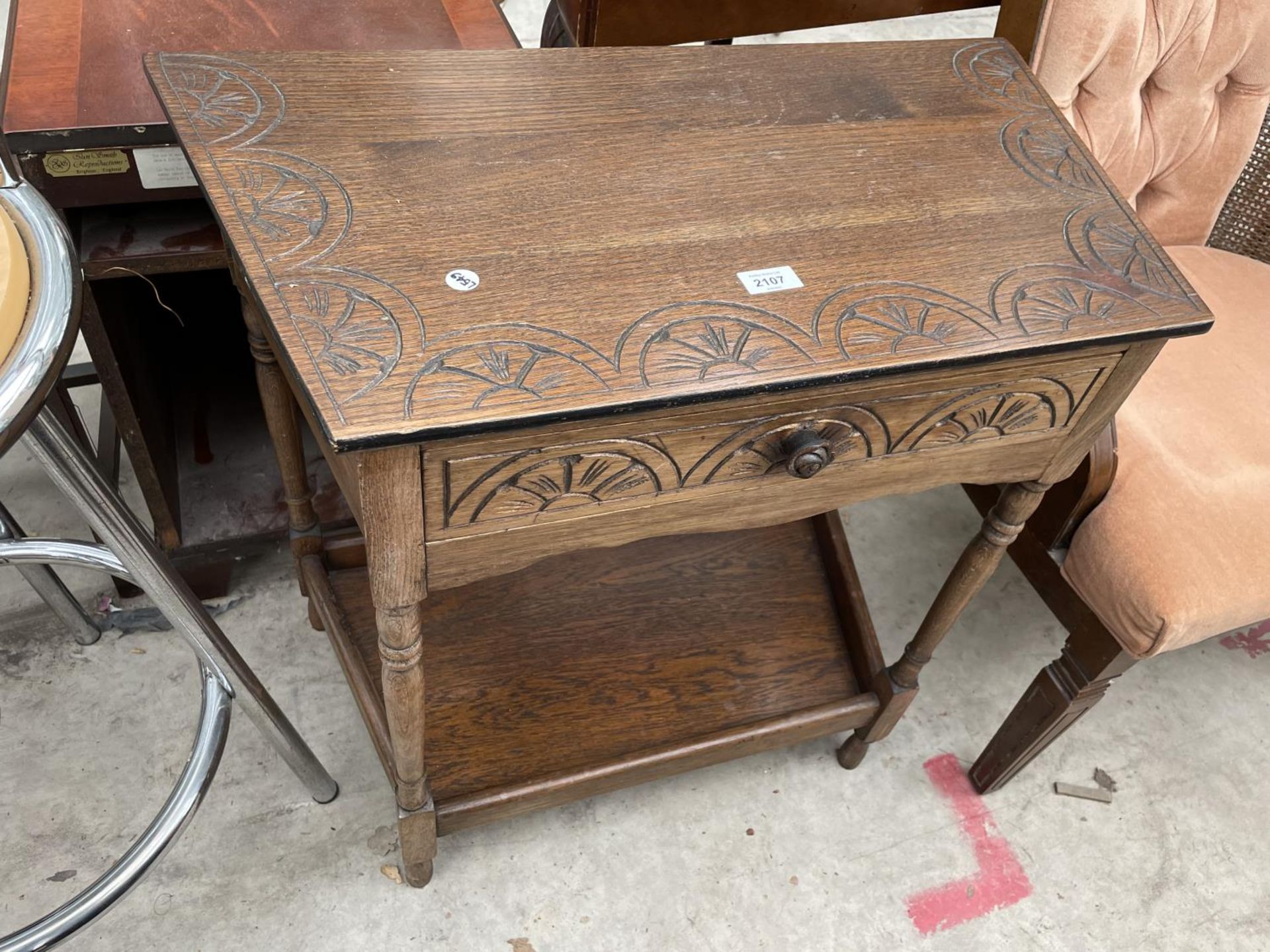 A REPRODUCTION OAK STYLE SIDE TABLE WITH SINGLE DRAWERS, 28.5" WIDE