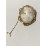 A PINCHBECK CAMEO BROOCH