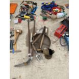 AN ASSORTMENT OF GARDEN ITEMS TO INCLUDE A VINTAGE OIL CAN, RIVER PAN AND SHEARS ETC