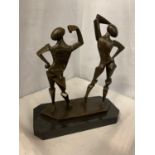 A BRONZE SCULPTURE OF TWO SALVADOR DALI FIGURES ON A MARBLE BASE H:35CM