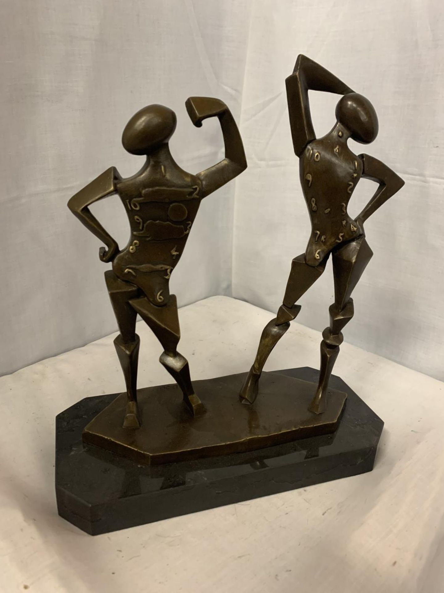 A BRONZE SCULPTURE OF TWO SALVADOR DALI FIGURES ON A MARBLE BASE H:35CM