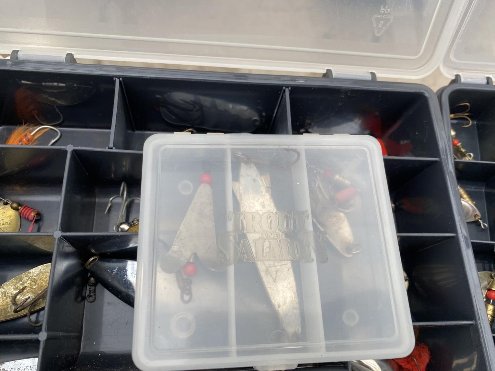 SIX BOXES OF VINTAGE AND OTHER FISHING LURES TO INCLUDE ABU, GRADDING, STUCK THUNA ETC - Image 6 of 6