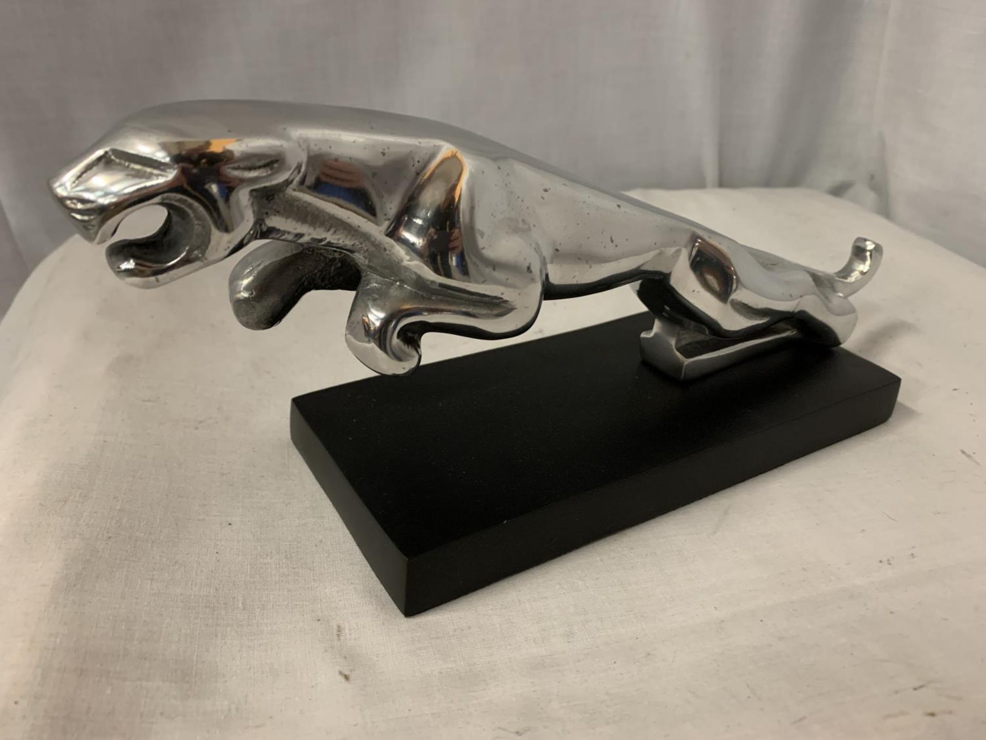 A CHROME JAGUAR CAR MASCOT ON A BLACK BASE L:32CM