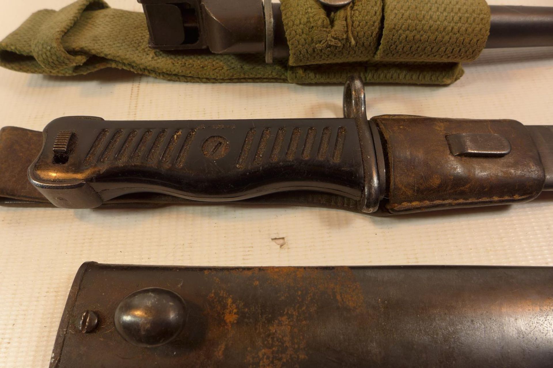 A YUGOSLAVIAN M56 BAYONET FOR RM1956 SUB MACHINE GUN, 17.5CM BLADE, COMPELTE WITH FROG, MARK II - Image 4 of 4