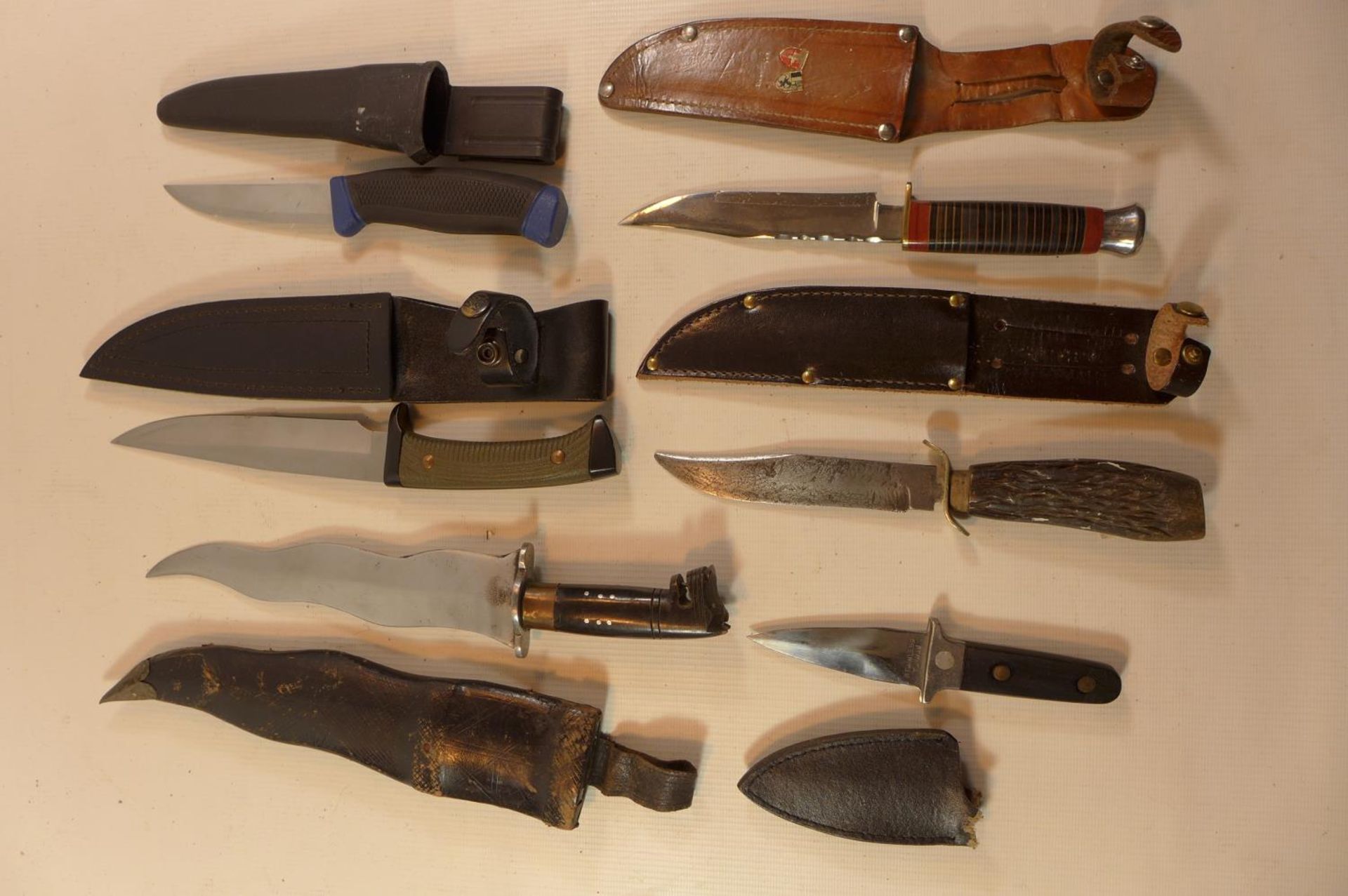 SIX ASSORTED HUNTING KNIVES, TO INCLUDE A BOWIE EXAMPLE, BLADE LENGTHS VARY FROM 8CM TO 20CM