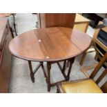 AN EARLY 20TH CENTURY OVAL OAK DINING TABLE ON TURNED LEGS