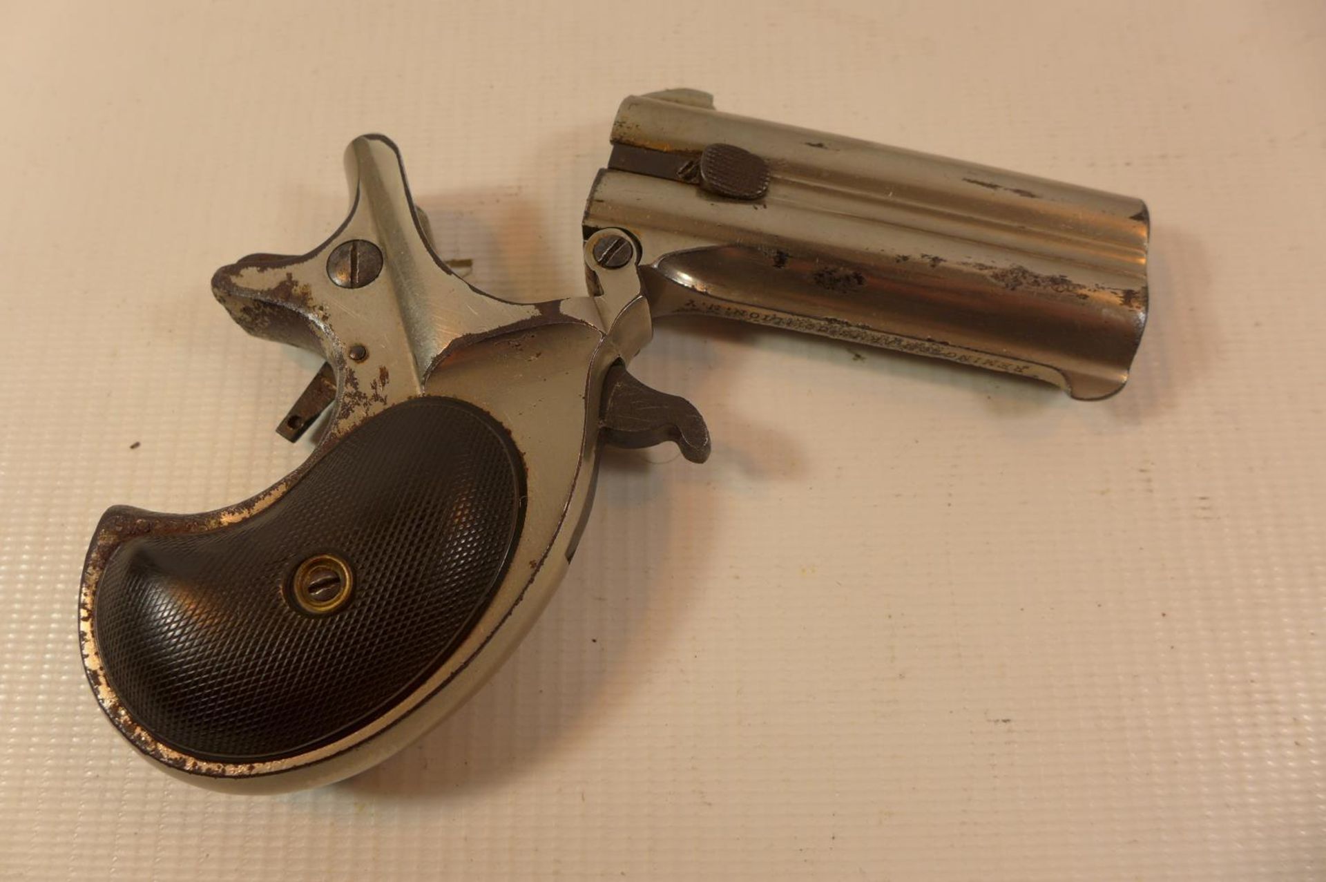 A REMINGTON 41 CALIBRE RIMFIRE OVER AND UNDER DERRINGER, WITH A 7.5CM BARREL MARKED REMINGTON ARMS - Image 6 of 9