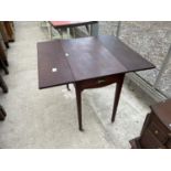 AN EDWARDIAN MAHOGANY AND INLAID PEMBROKE TABLE ON TAPERED LEGS, WITH SINGLE DRAWER WITH SCOOP