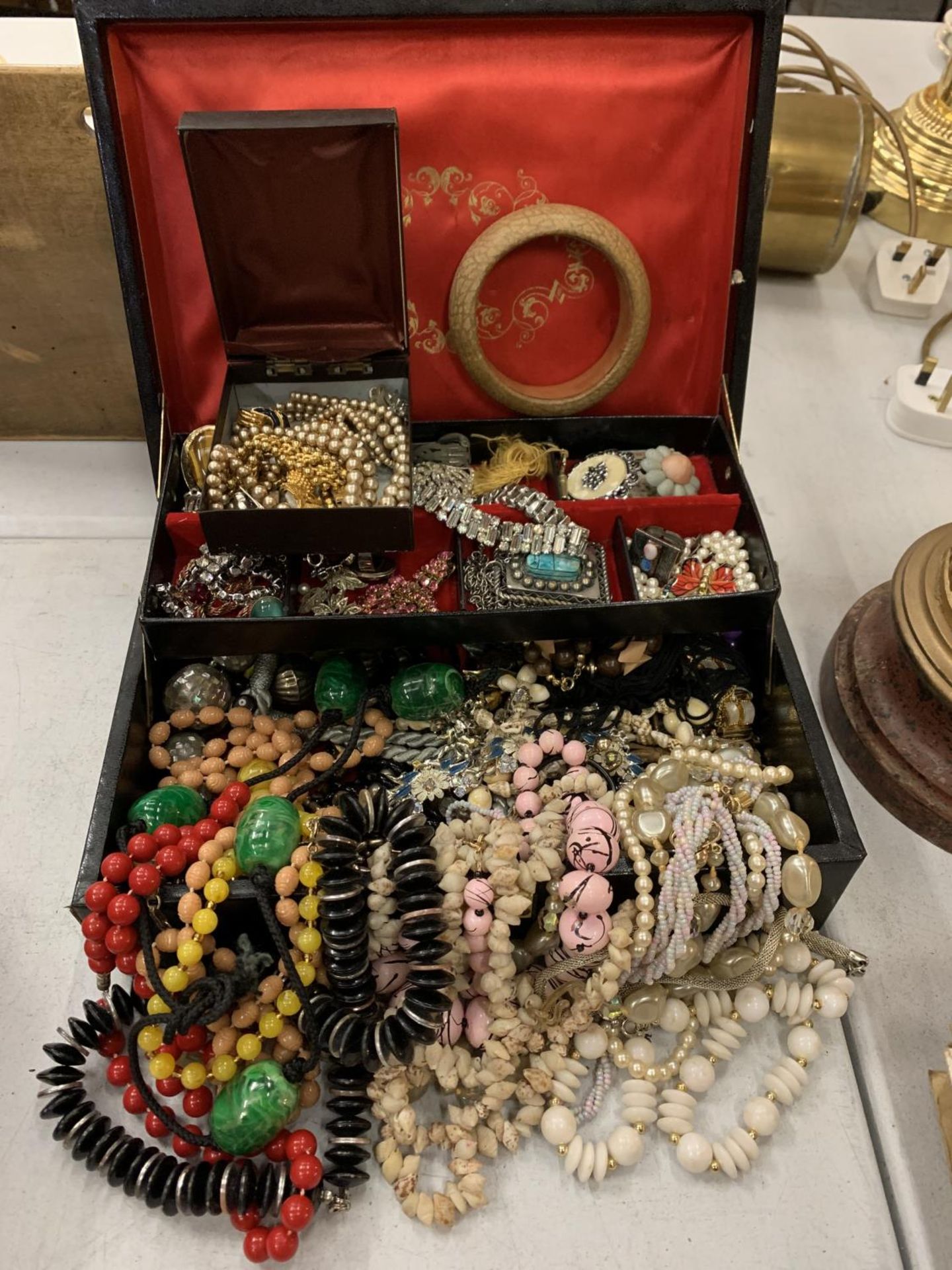A JEWELLERY BOX AND LARGE QUANITY OF MIXED COSTUME JEWELLERY