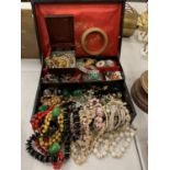 A JEWELLERY BOX AND LARGE QUANITY OF MIXED COSTUME JEWELLERY