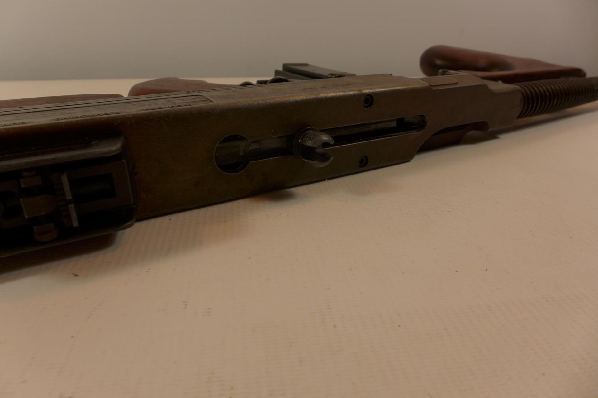 A REPLICA NON FIRING MODEL 1921 THOMPSON SUBMACHINE GUN, LENGTH 83CM - Image 5 of 8