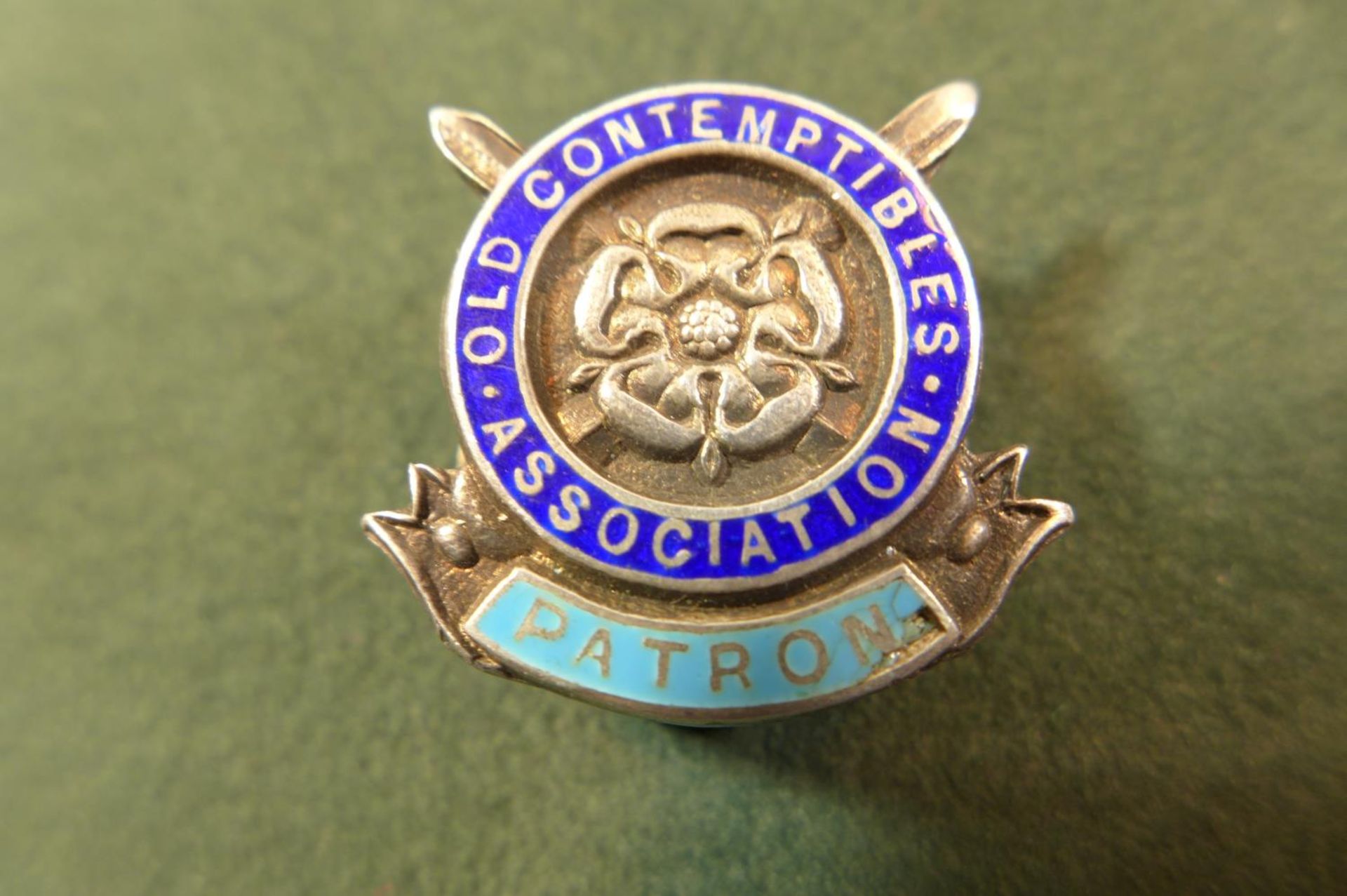 A HALLMARKED SILVER AND ENAMEL OLD CONTEMPTIBLES ASSOCIATION PATRONS BADGE AND A GILT METAL RASC - Image 3 of 3