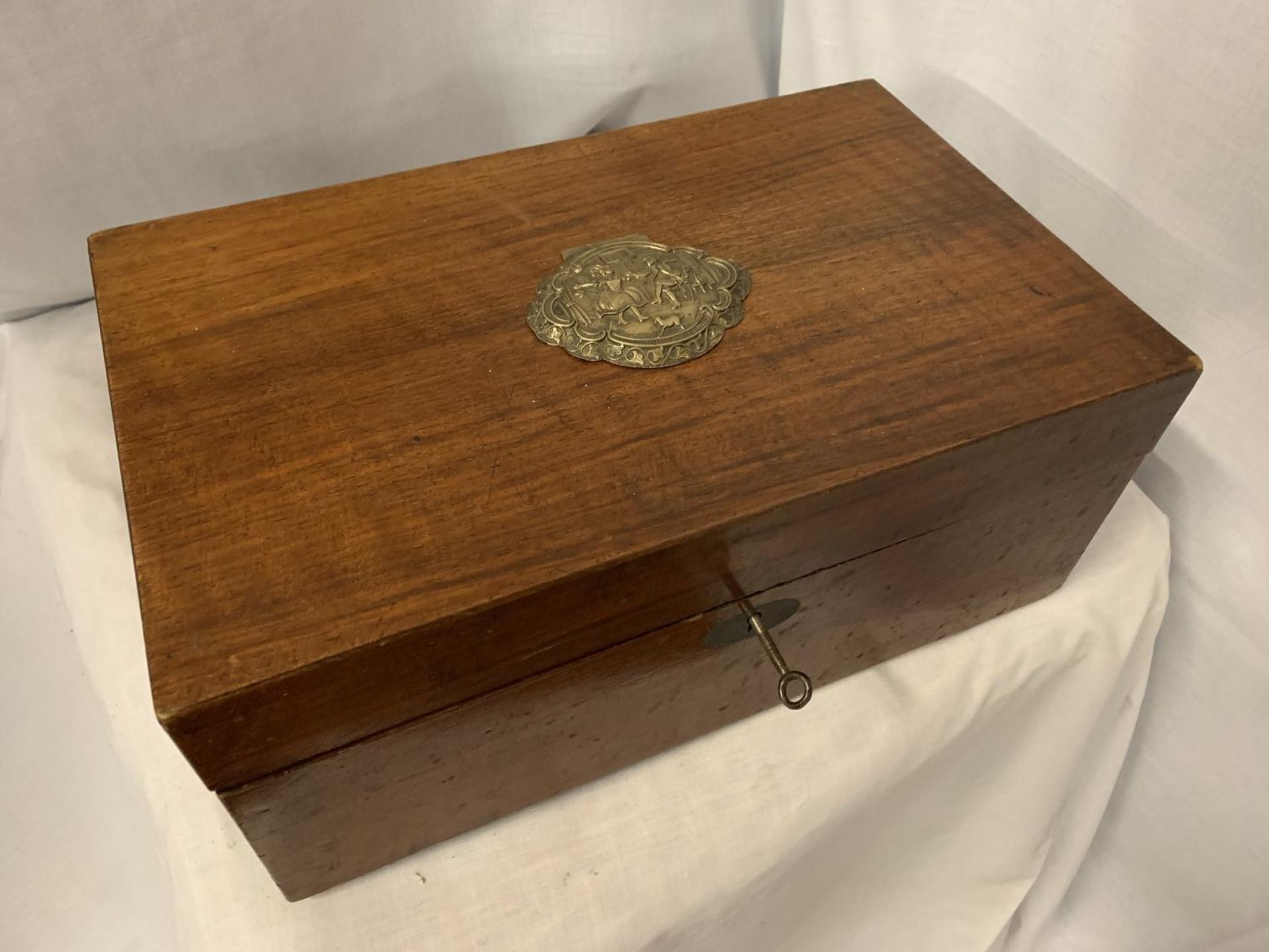 A MAHOGANY WRITING SLOPE WITH A DECORATIVE PLAQUE AND KEY TO INCLUDE A PARKER BIRO
