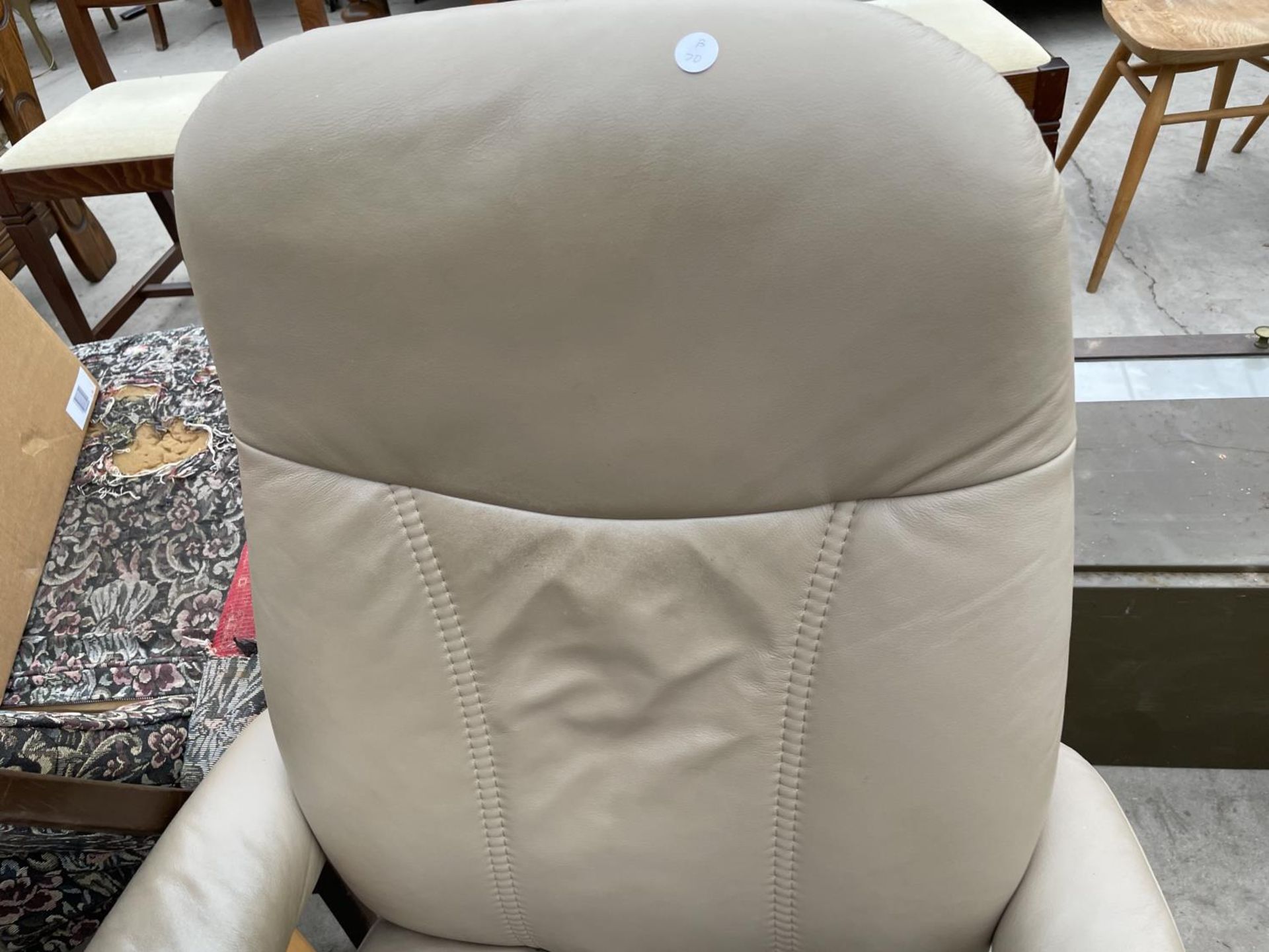 A STRESSLESS EKORNES RECLINER CHAIR COMPLETE WITH STOOL - Image 3 of 8