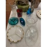 A MIXED COLLECTION OF COLOURED AND CLEAR GLASSWARE TO INCLUDE VASES, BOWLS, NIBBLES TRAYS ETC.