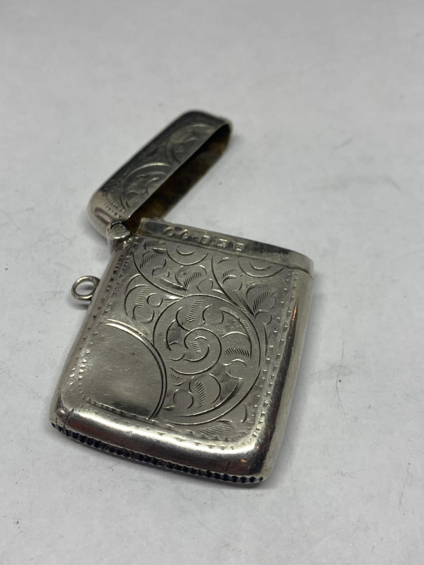 AN ORNATE HALLMARKED BIRMINGHAM SILVER VESTA CASE