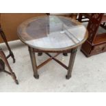 AN OAK AND CROSSBANDED CIRCULAR OCCASIONAL TABLE WITH SINGLE DRAWER, 25" DIAMETER