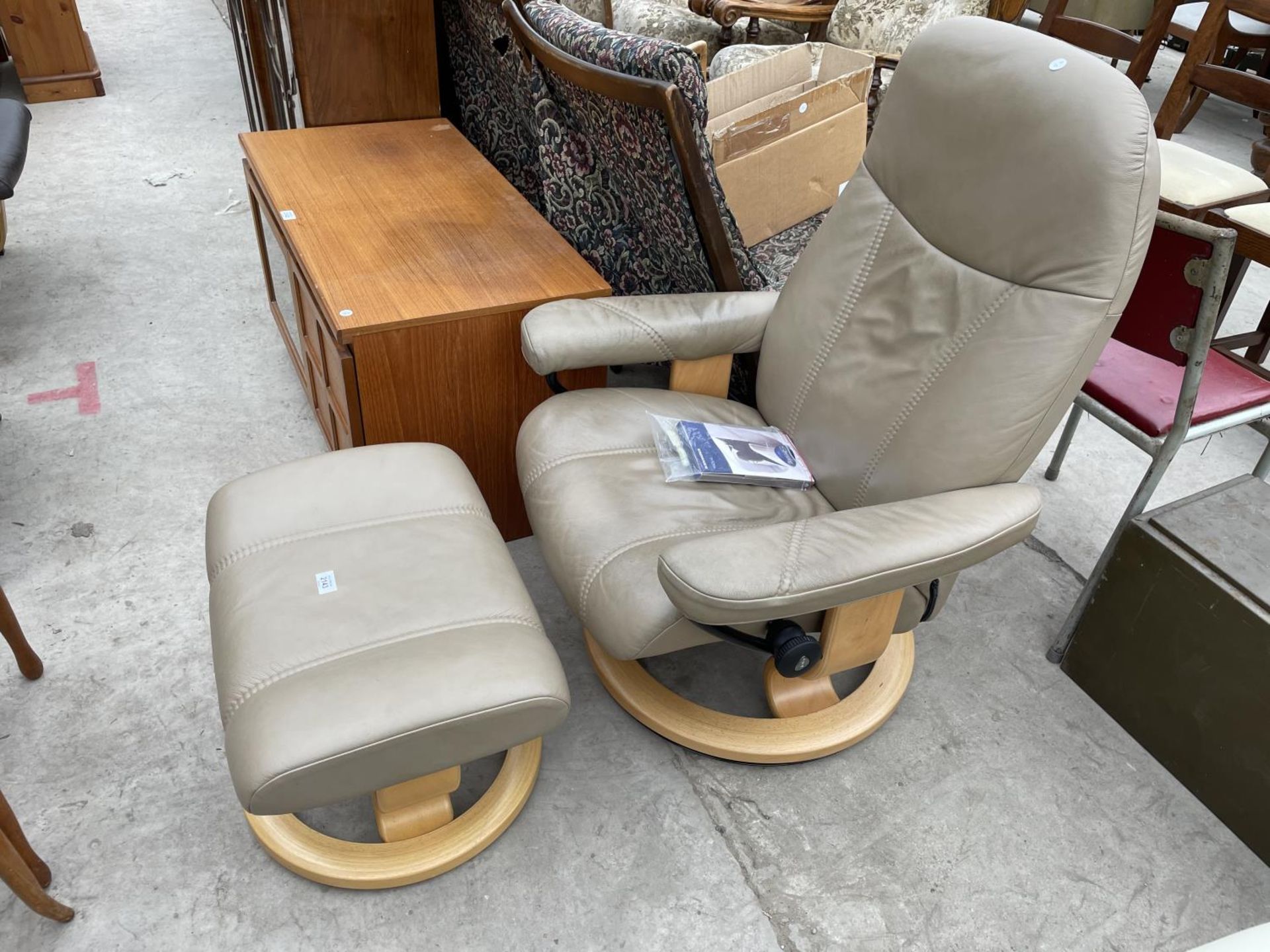 A STRESSLESS EKORNES RECLINER CHAIR COMPLETE WITH STOOL