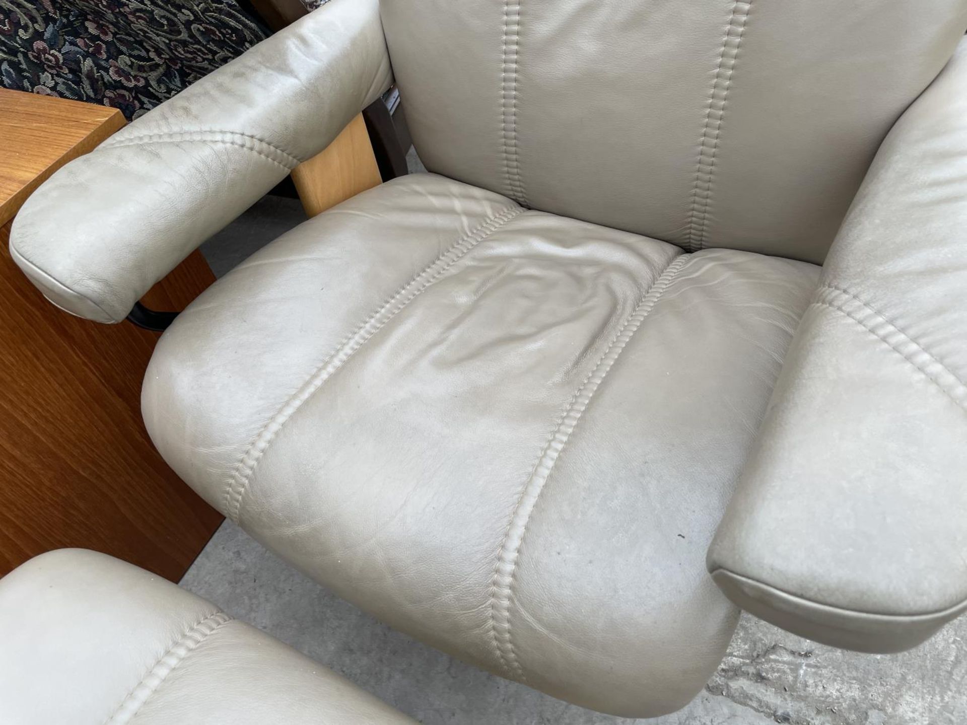 A STRESSLESS EKORNES RECLINER CHAIR COMPLETE WITH STOOL - Image 4 of 8