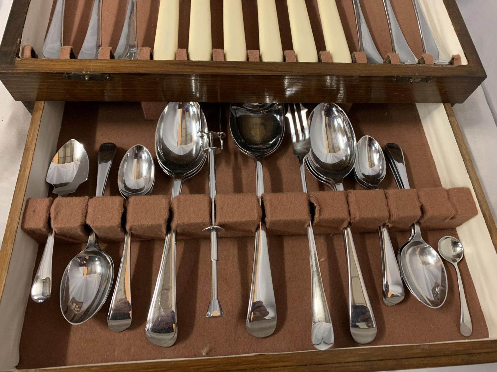 A FORTY EIGHT PIECE CANTEEN OF CUTLERY IN AN OAK PRESENTATION CASE - Image 4 of 6