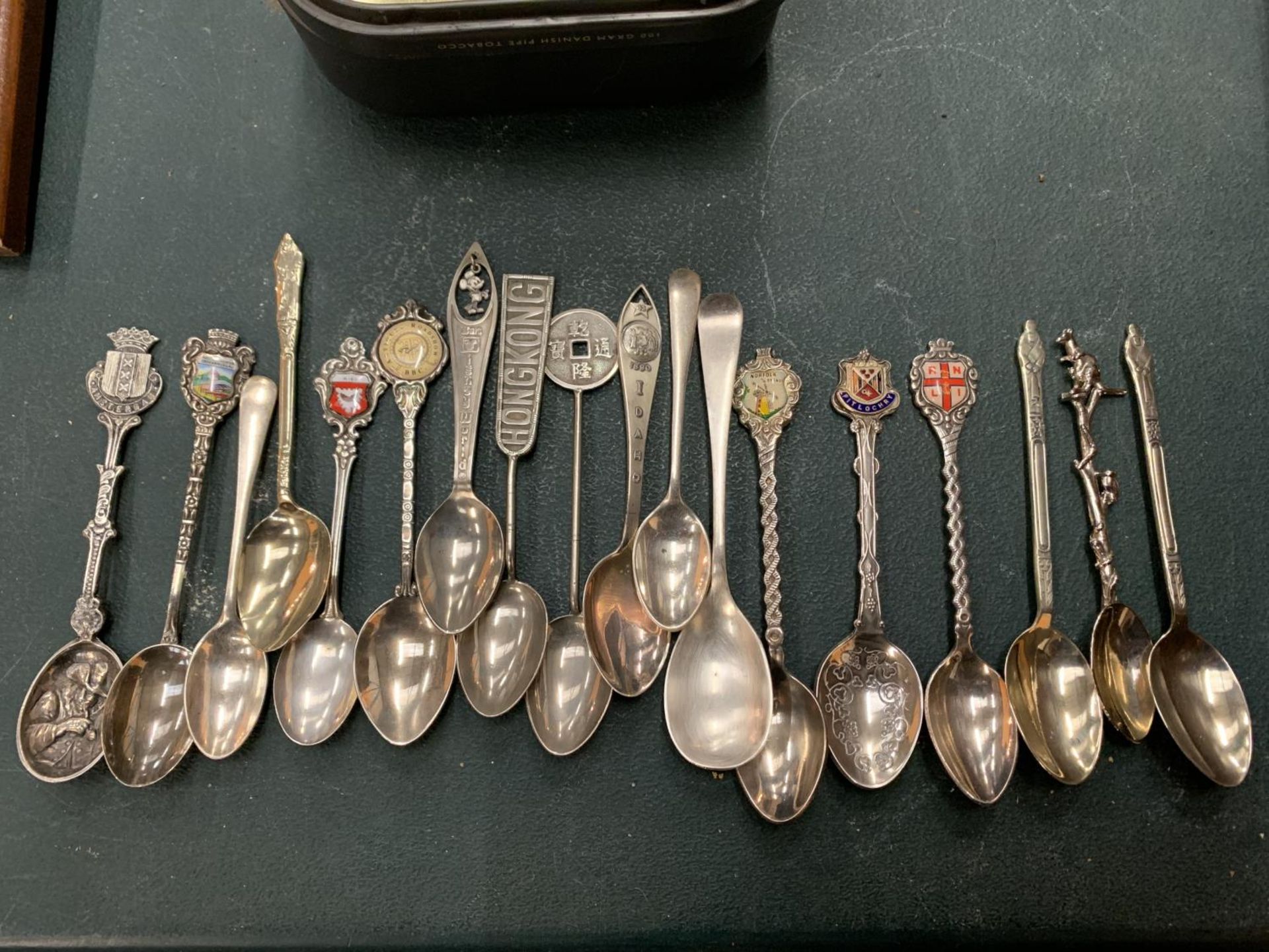 EIGHTEEN VARIOUS TEA SPOONS, SOME SILVER AND A PEN KNIFE WITH A VINTAGE TIN