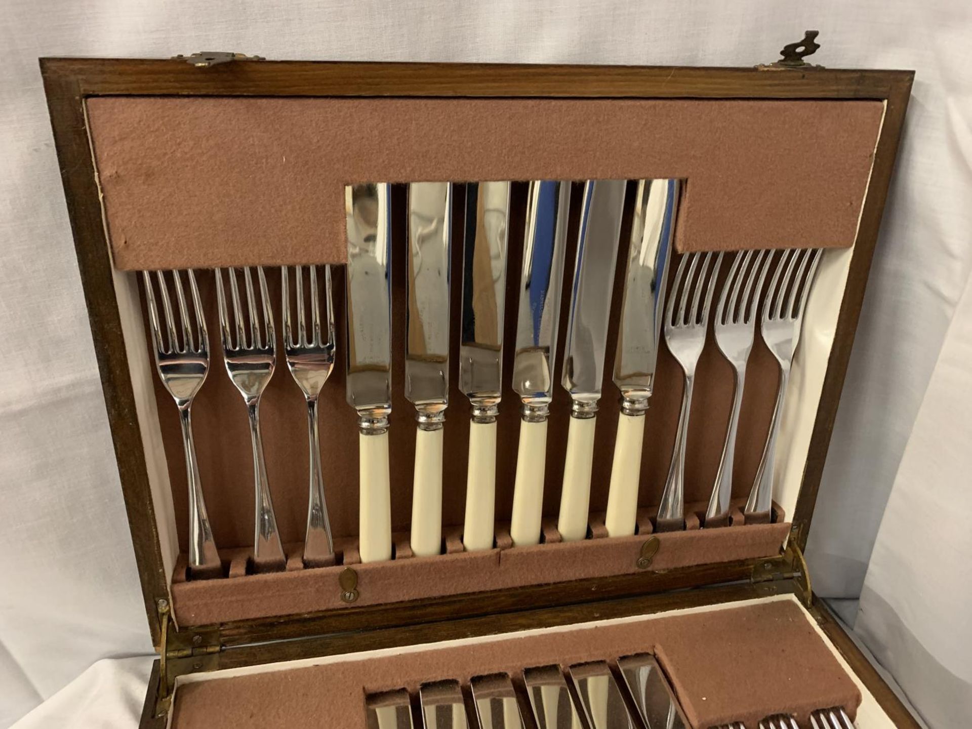 A FORTY EIGHT PIECE CANTEEN OF CUTLERY IN AN OAK PRESENTATION CASE - Image 2 of 6