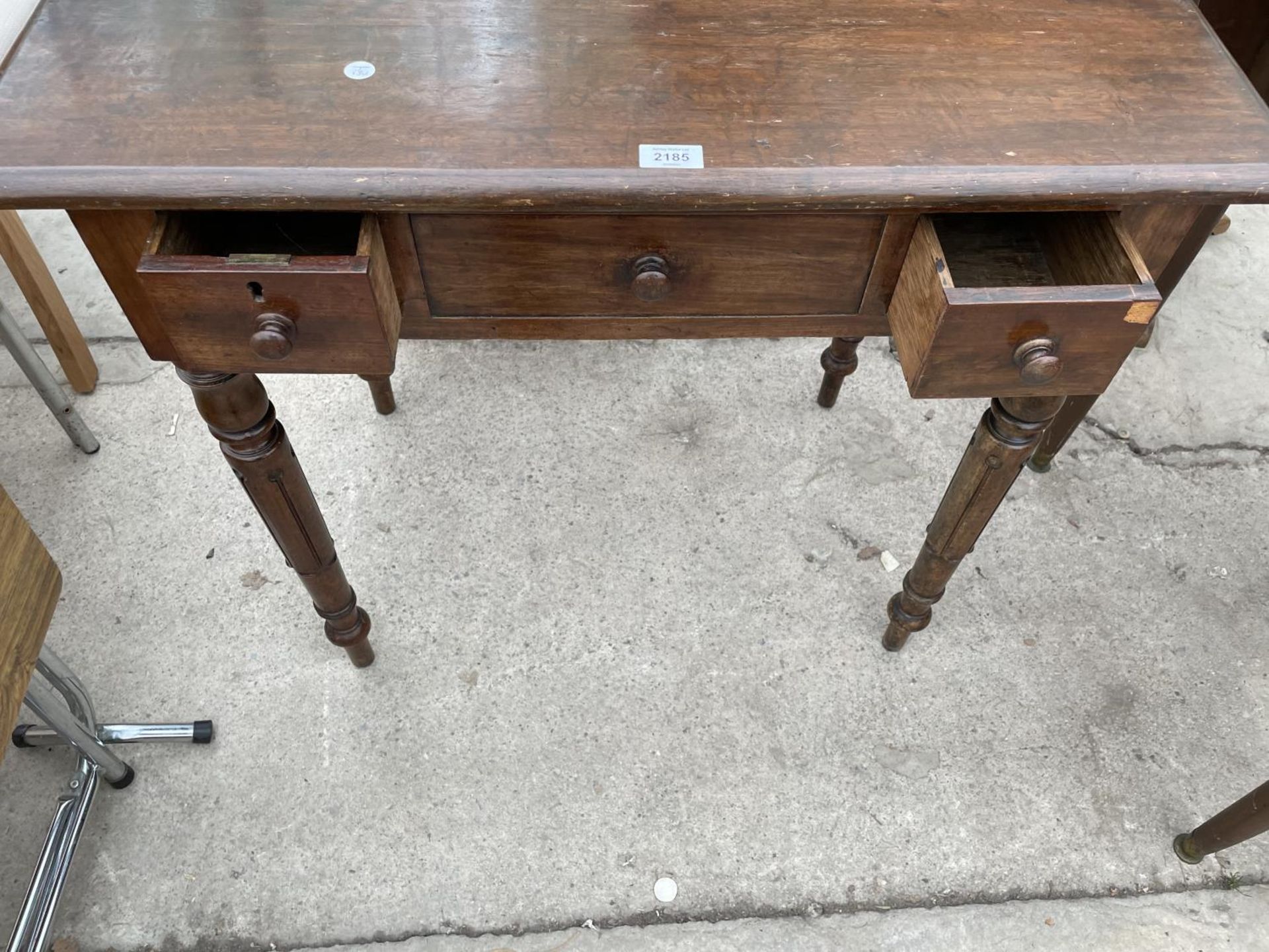 A 19TH CENTURY MAHOGANY SIDE TABLE WITH TWO SHORT AND ONE LONG FRIEZE DRAWERS ON TURNED AND FLUTED - Image 4 of 4