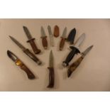 A COLLECTION OF 9 ASSORTED KNIVES TO INCLUDE A BOWIE EXAMPLE, BLADE LENGTHS FROM 9.5CM TO 15CM