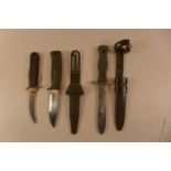 THREE ASSORTED HUNTING KNIVES, TO INCLUDE A MILITARY ISSUE EXAMPLE, BLADE LENGTHS FROM 12.5 TO 16CM