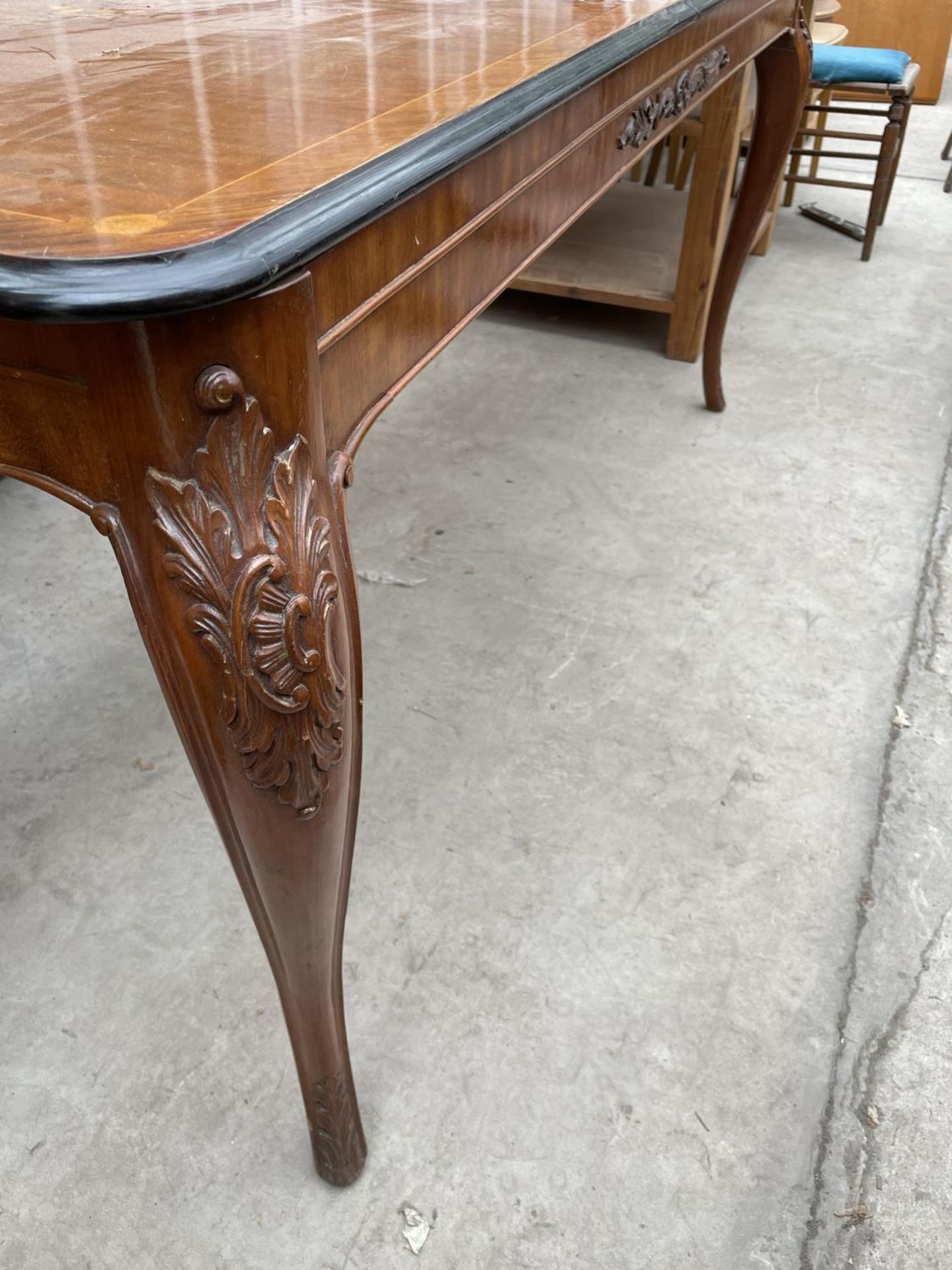 AN ITALIAN STYLE INLAID EXTENDING DINING TABLE 68" X 36" (LEAF 15") - Image 4 of 4