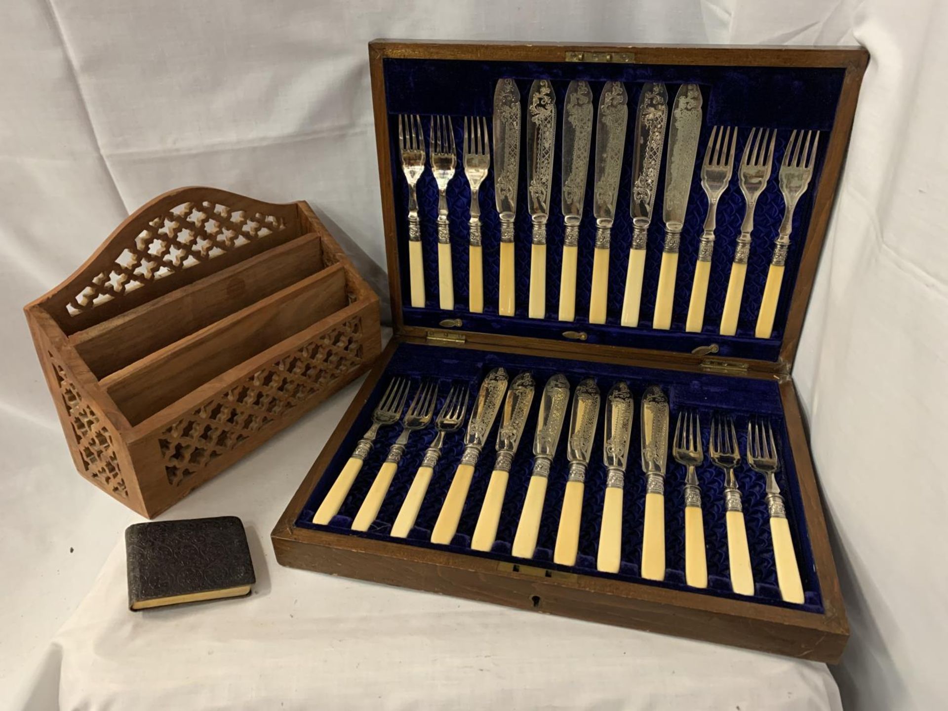 A MAHOGANY AND BRASS INLAY CANTEEN OF CUTLERY WITH TWELVE SETS OF FISH KNIVES AND FORKS AND A LETTER