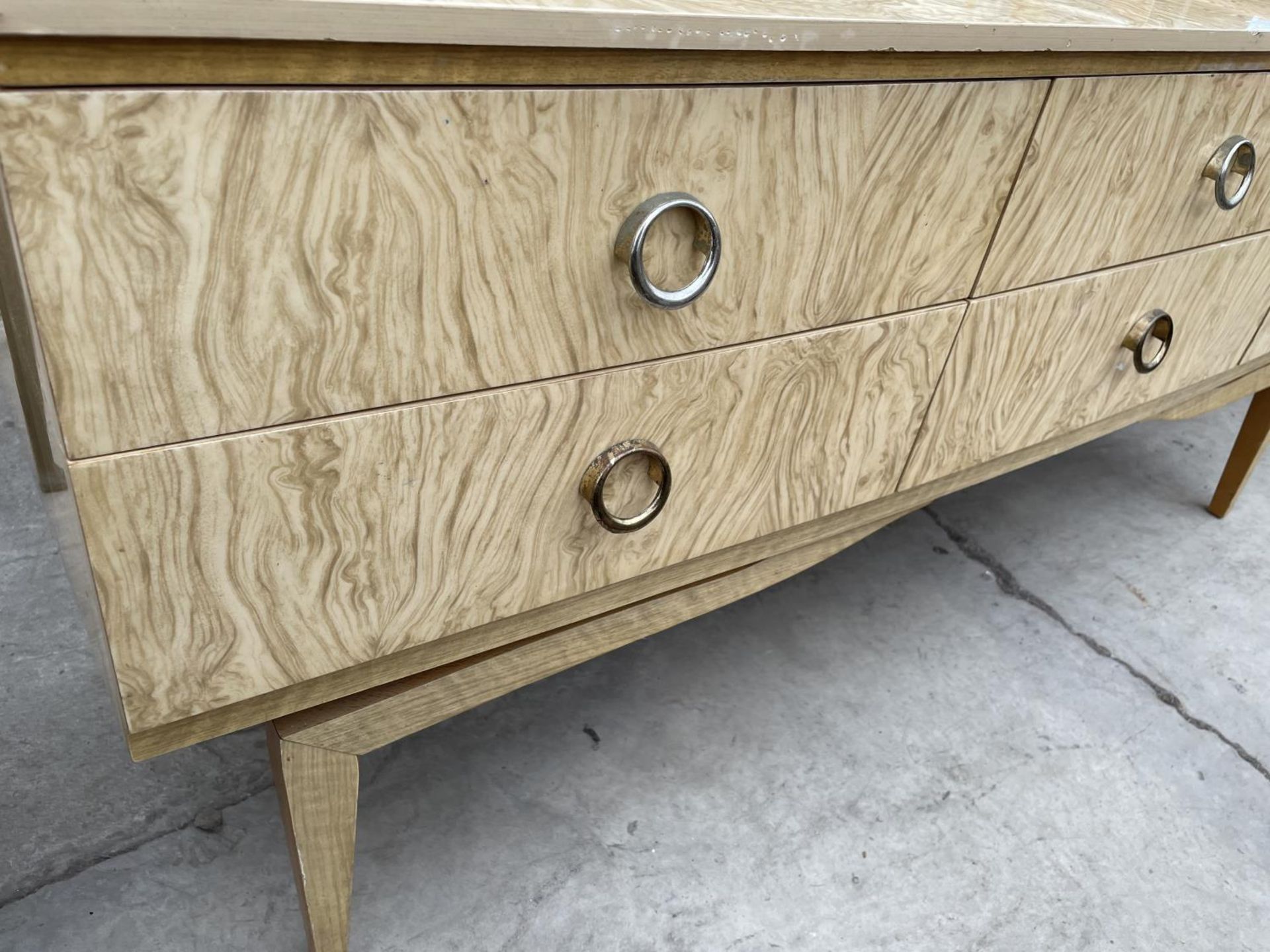 A MID 20TH CENTURY CREAM AND WALNUT EFFECT DRESSING TABLE ENCLOSING SIX DRAWERS - Image 5 of 7