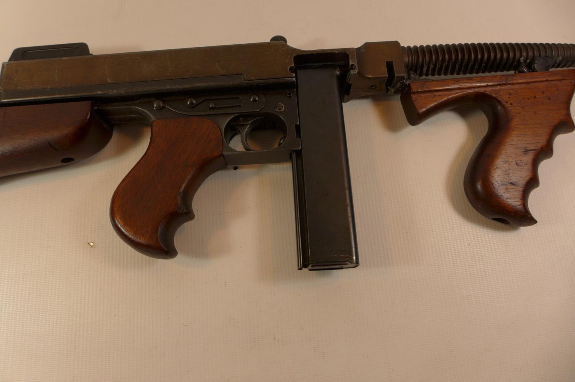 A REPLICA NON FIRING MODEL 1921 THOMPSON SUBMACHINE GUN, LENGTH 83CM - Image 3 of 8