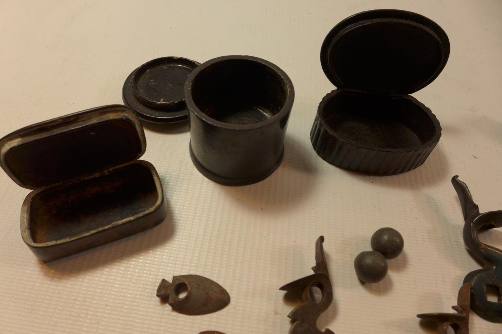 A COLLECTION OF FLINTWOOD PARTS AND 3 19TH CENTURY SNUFF BOXES - Image 4 of 5