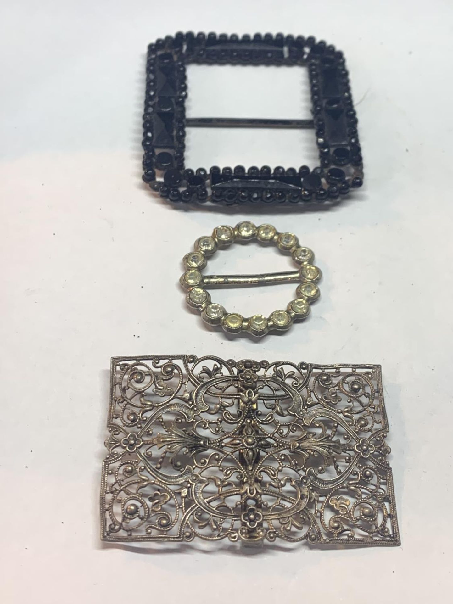 FIVE VARIOUS ORNATE BUCKLES - Image 2 of 3