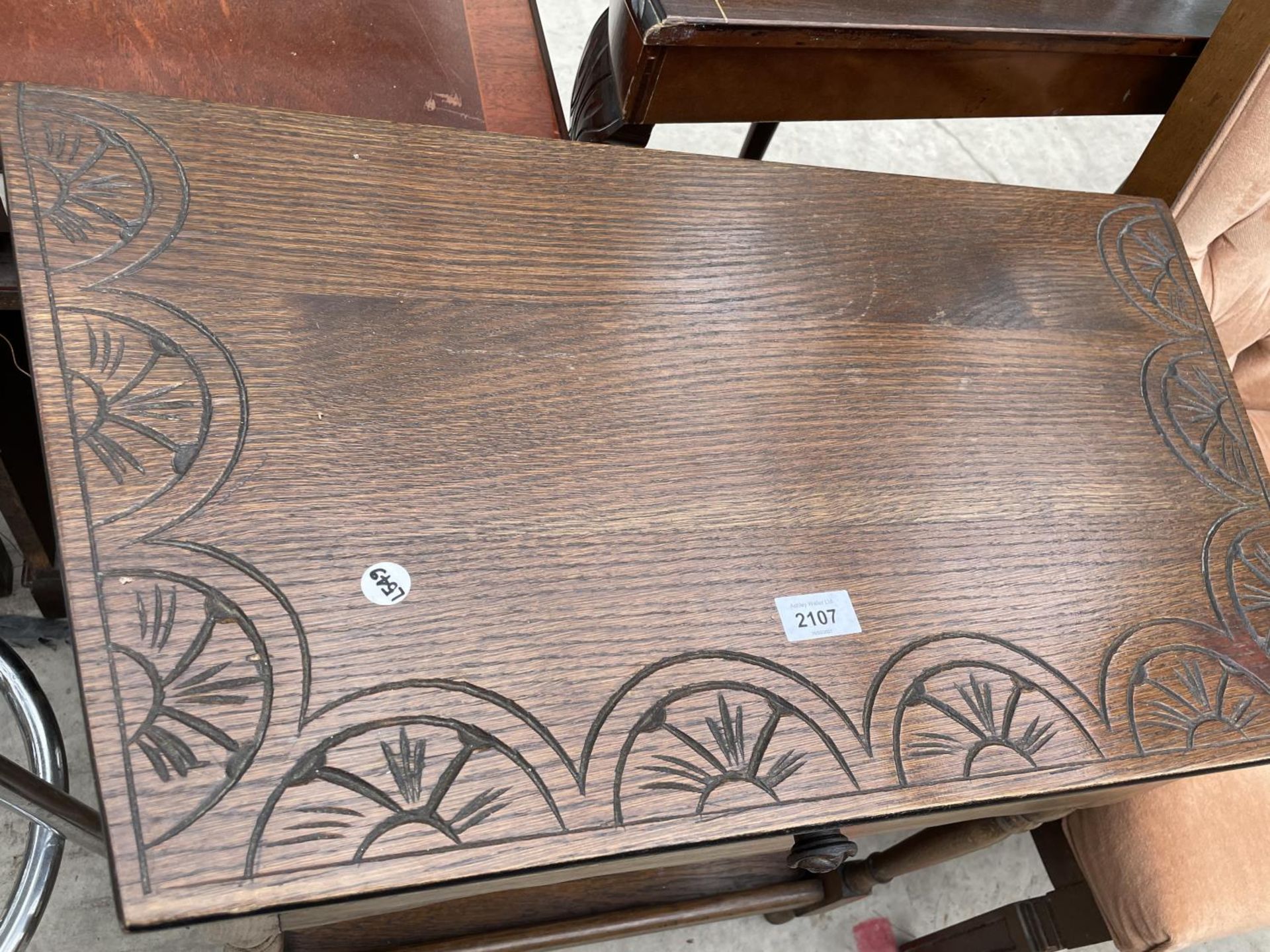 A REPRODUCTION OAK STYLE SIDE TABLE WITH SINGLE DRAWERS, 28.5" WIDE - Image 2 of 3