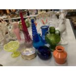 MIXED COLOURED GLASSWARE TO INCLUDE VASES, SWEET BOWL, LIDDED TRINKET DISH ETC.