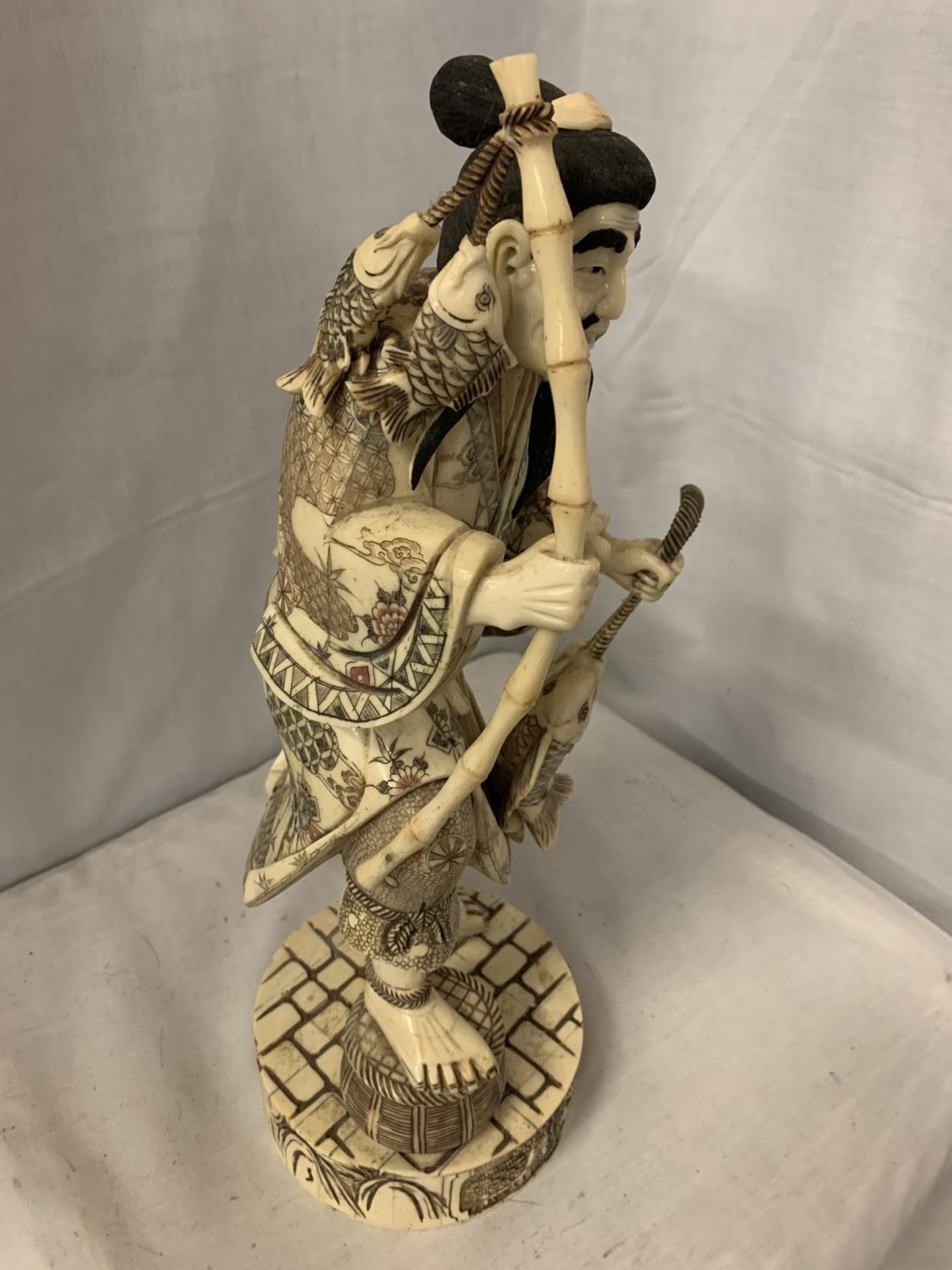 A TALL CARVED BONE JAPANESE MAN FIGURINE - Image 3 of 4