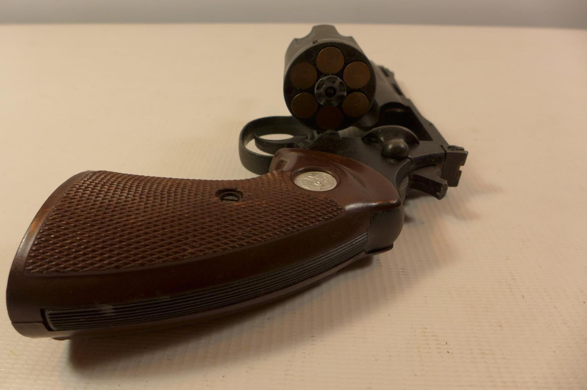 A REPLICA NON FIRING SMITH AND WESSON PYTHON 357 MAGNUM REVOLVER WITH A 10CM BARREL AND HAMMER A/F - Image 3 of 5