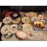 A LARGE COLLECTION OF COLLECTORS PLATES TO INCLUDE SOME BOXED PIECES OF WEDGWOOD AND ROYAL WORCESTER